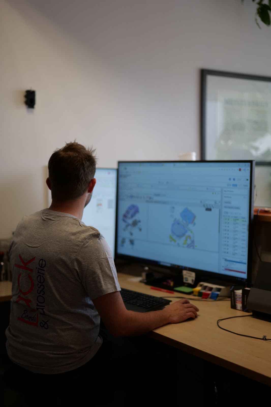 Mitarbeiter erstellt den Kostenvoranschlag am Computer