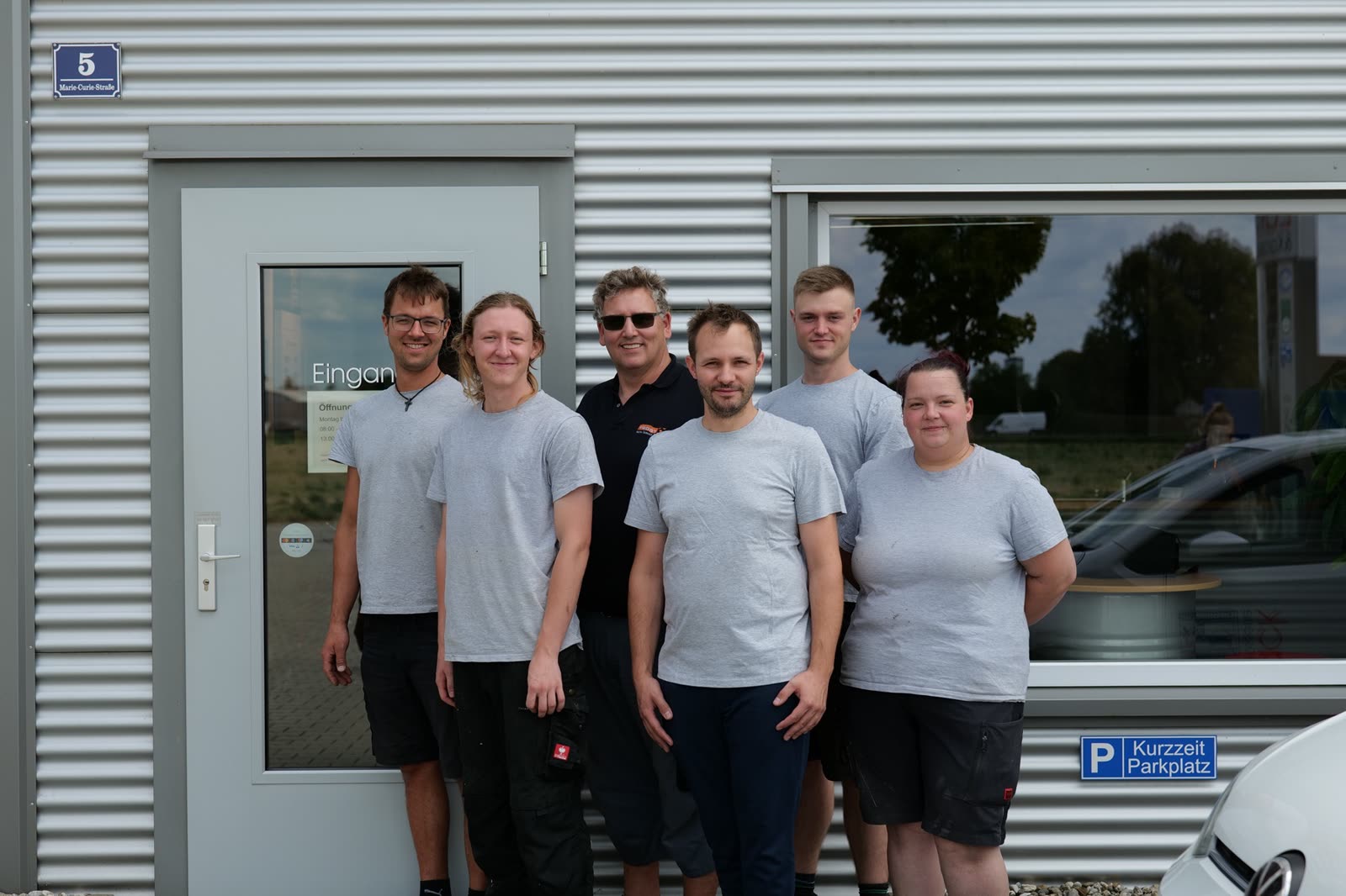 Das Team von Lack & Karosserie Benda vor dem Betrieb in Mühldorf am Inn